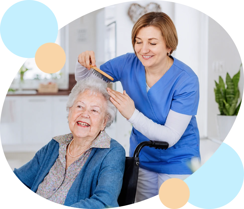Pflegekraft kämmt Seniorin die Haare