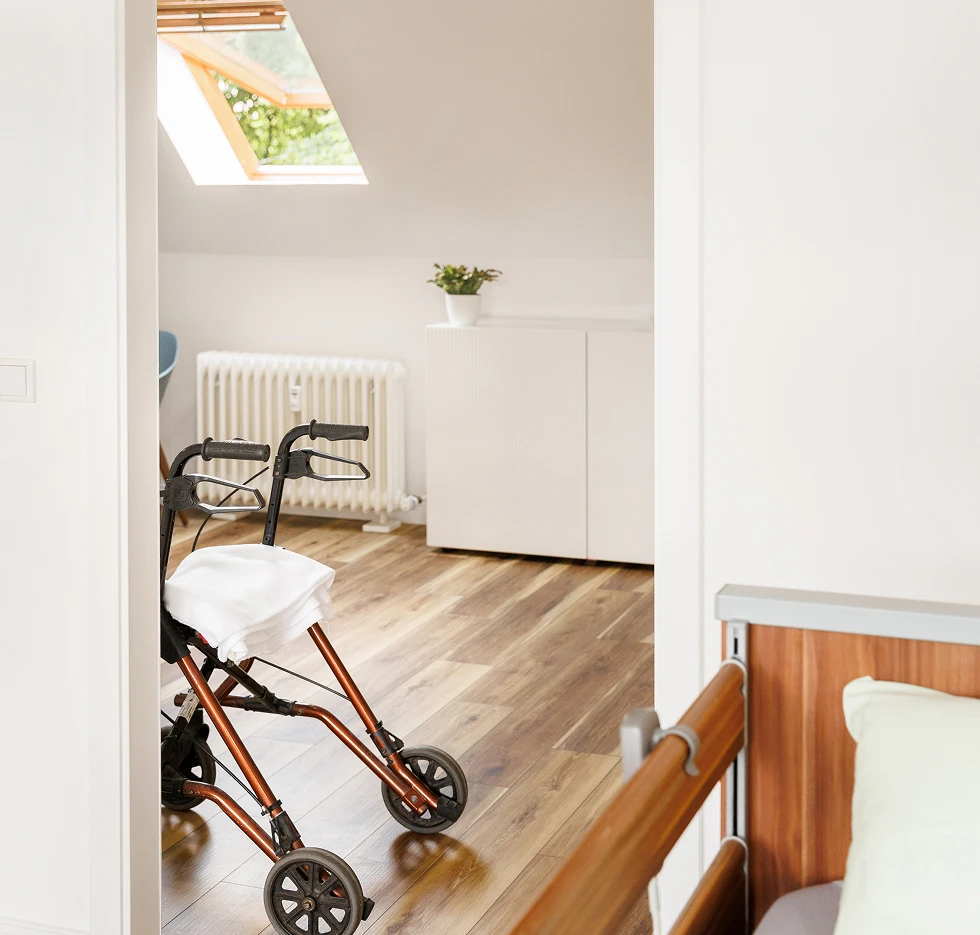 Helles Zimmer mit Pflegebett