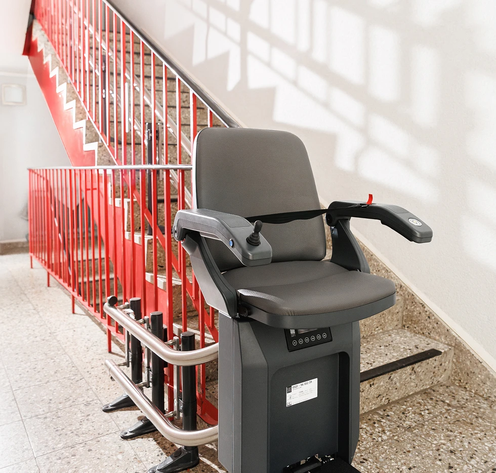 Treppenlift im hellen Treppenhaus