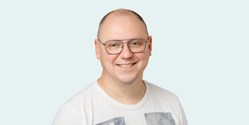 Porträt eines lächelnden Mitarbeiters
