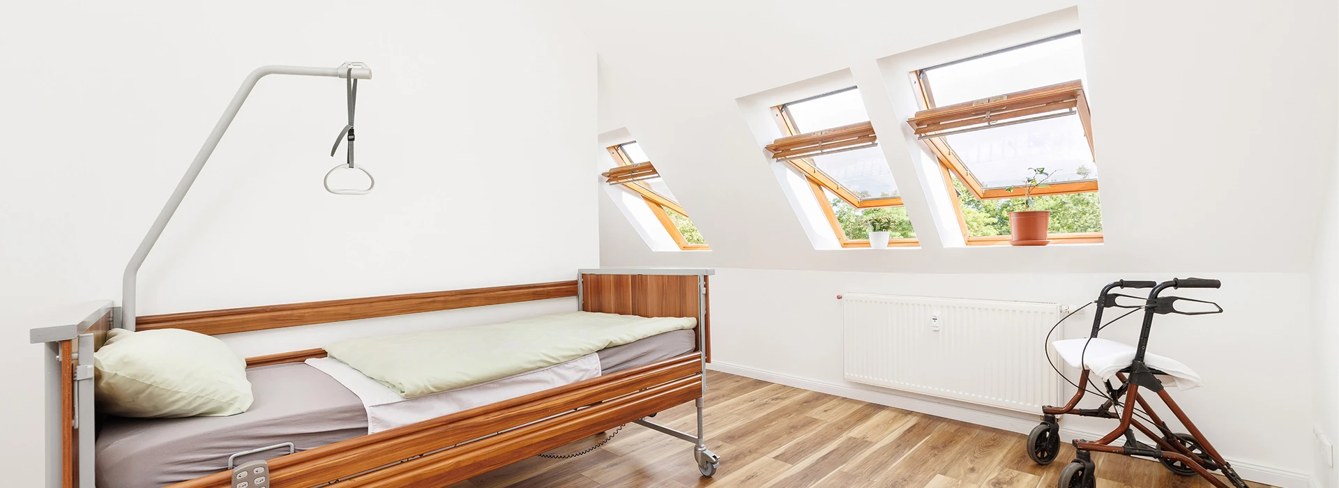 Pflegekraft unterstützt Senior zuhause